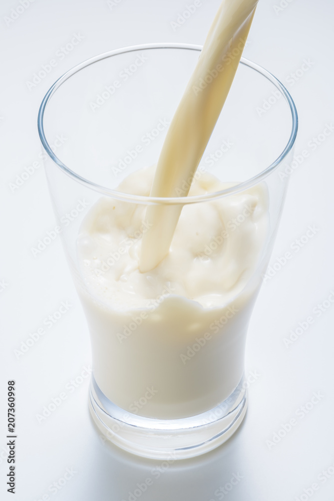 豆乳をグラスに注ぐ 豆乳をグラスに注ぐ