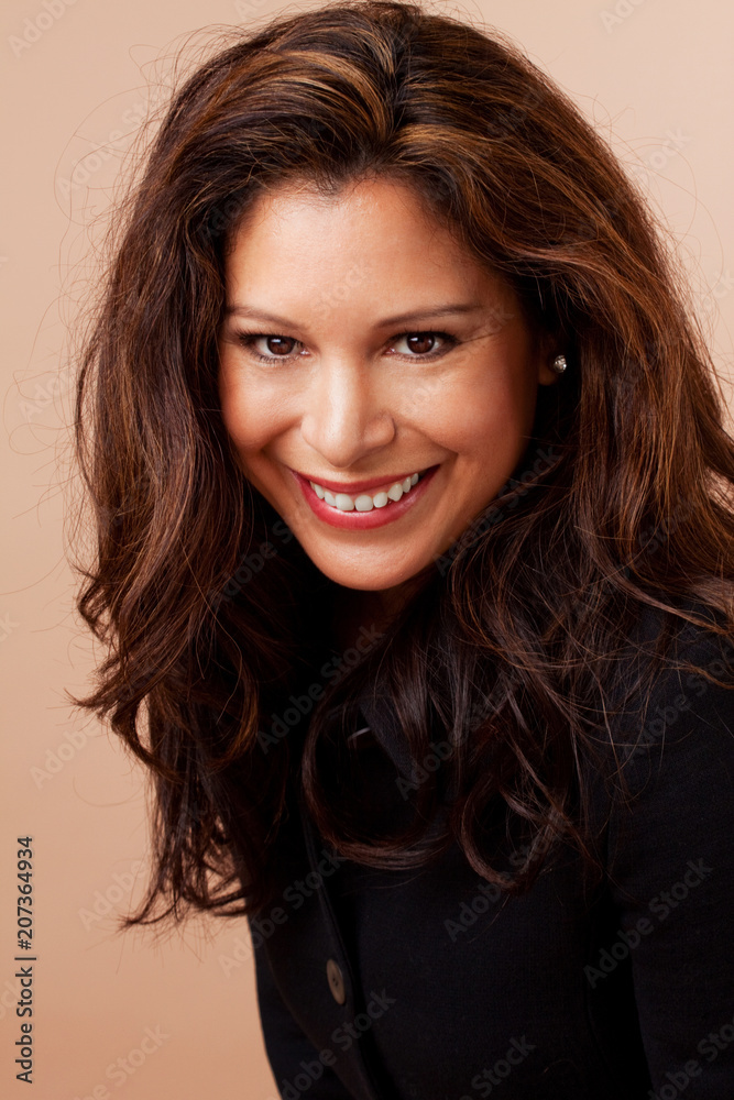 Naklejka premium Hispanic businesswoman isolated on a background.