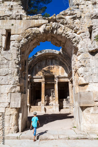 garçon entrant dans le Temple de Diane à Nîmes © catalyseur7