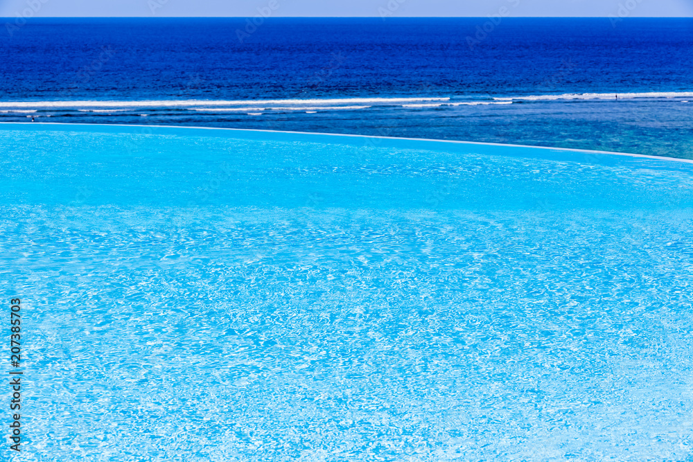 piscine à débordement avec vue sur l'océan