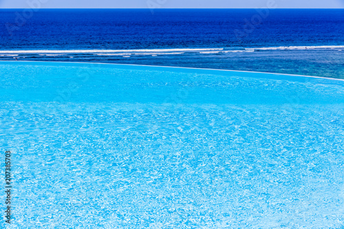 piscine    d  bordement avec vue sur l oc  an