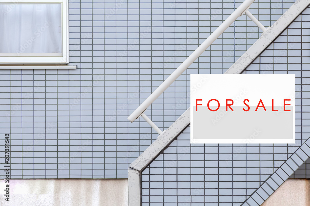 Fototapeta premium Sale Real Estate Sign in Front of house