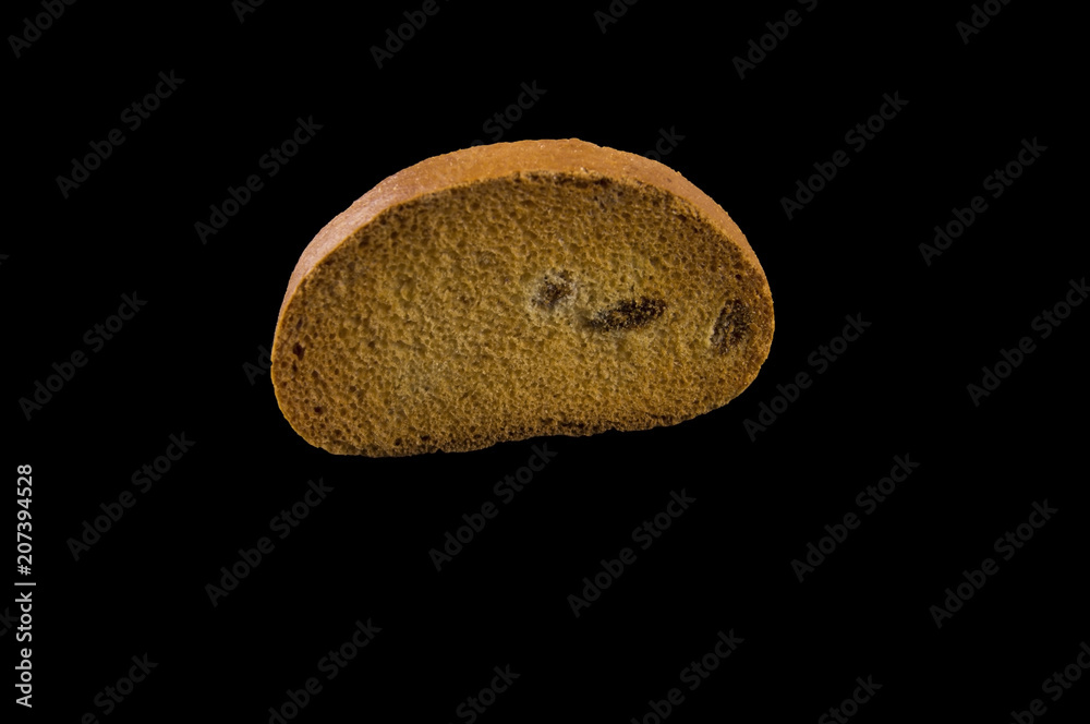Naklejka premium A piece of brown cracker with raisins