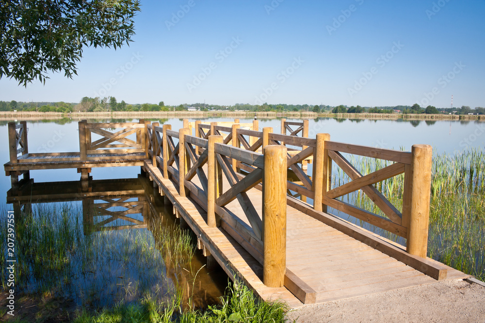 Drewniany pomost nad jeziorem