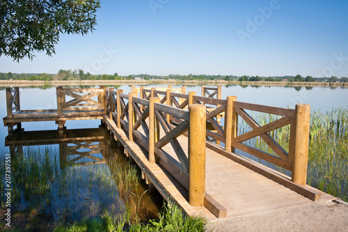 Drewniany pomost nad jeziorem © Mariusz Stoszewski