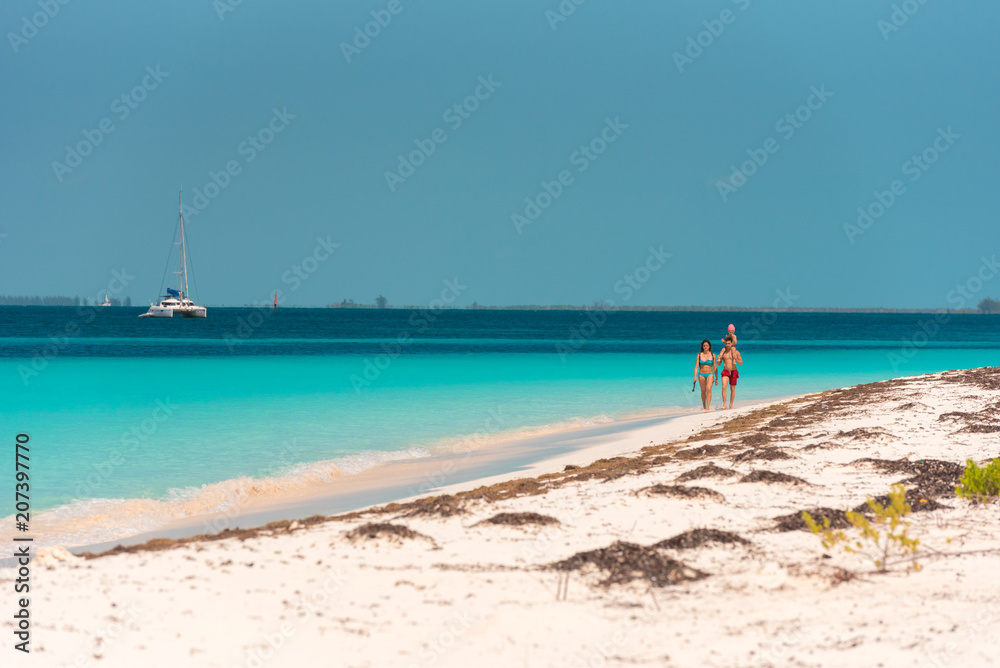 Obraz premium CAYO LARGO, CUBA - MAY 8, 2017: Sandy beach Playa Paradise. Copy space for text.