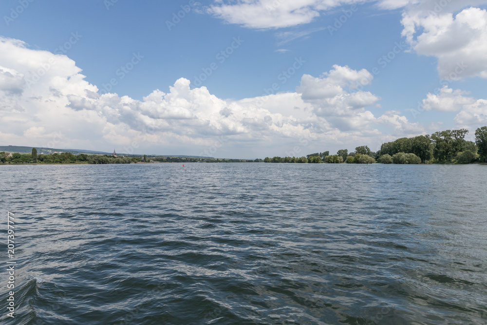 Der Rhein zwischen Ingelheim und Oestrich-Winkel