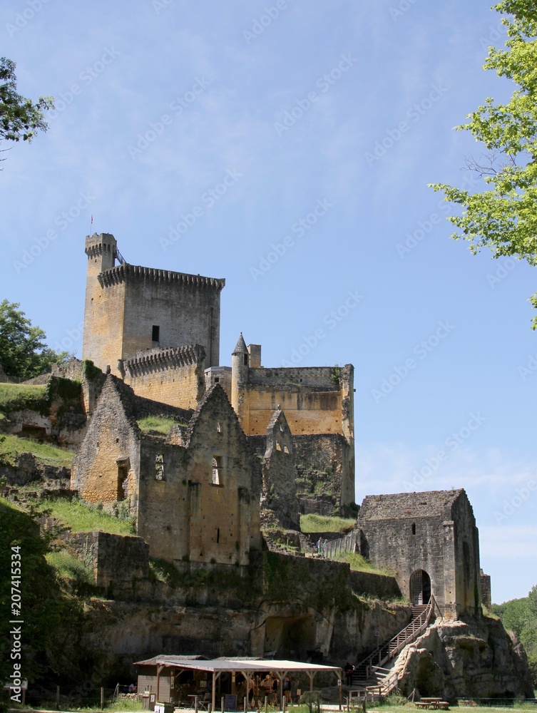 les ruines du château de commarque en dordogne, les Eyzies-de-Tayac-Sireuil