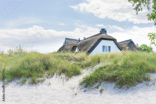 Fototapeta Naklejka Na Ścianę i Meble -  Haus in der Düne