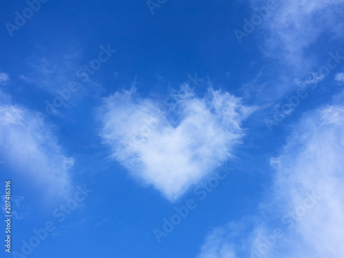 nuvola a forma di cuore amore relazioni photo