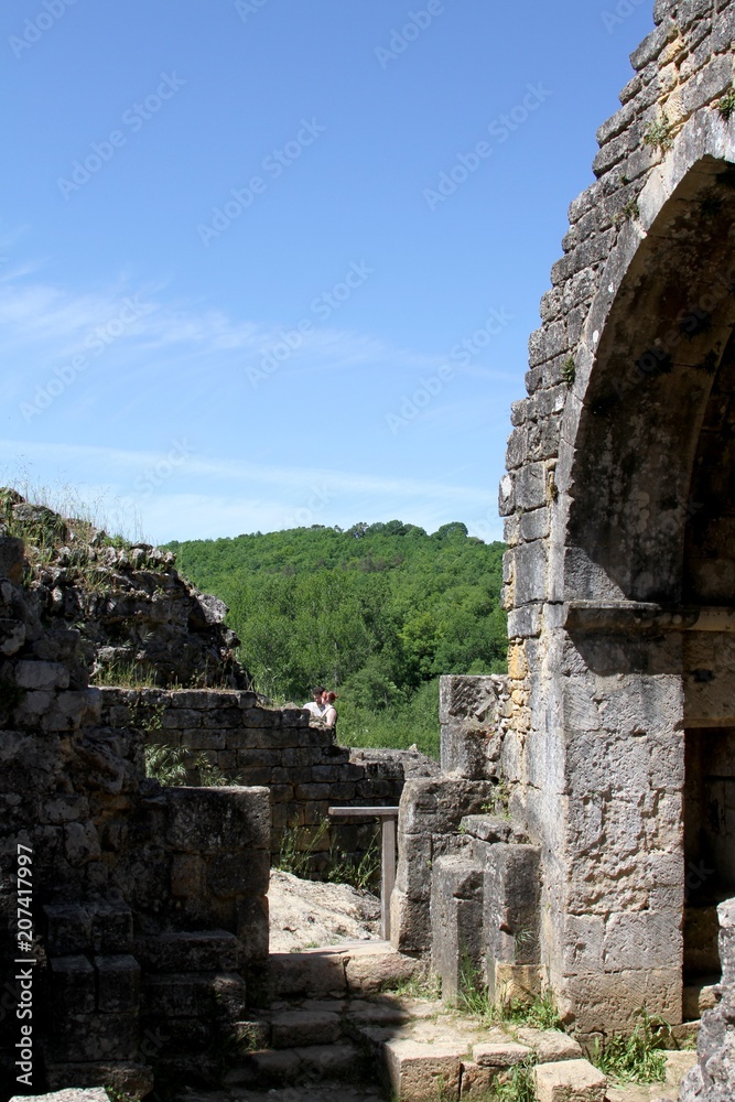 les ruines du château de Commarque en Périgord, aux Eyzies-de-Tayac-Sireuil