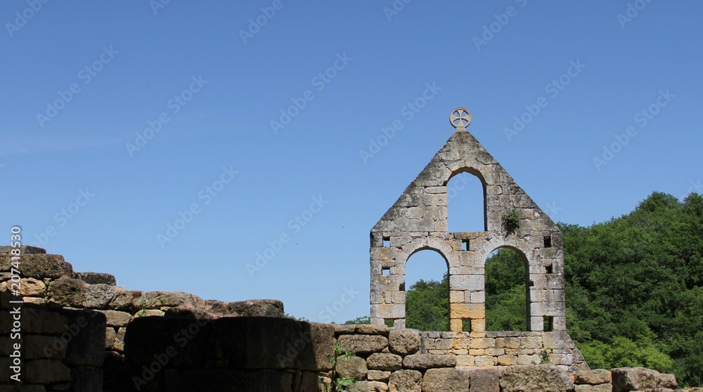 les ruines du château de commmarque en Dordogne