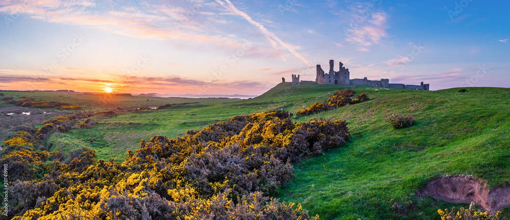 Dunstanburgh Castle Panorama at Sunset / Located between Craster and Embleton in Northumberland on the North East Coast - obrazy, fototapety, plakaty 