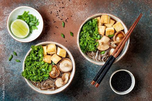 Foto Miso and soba noodles soup with kale, shiitake mushrooms,