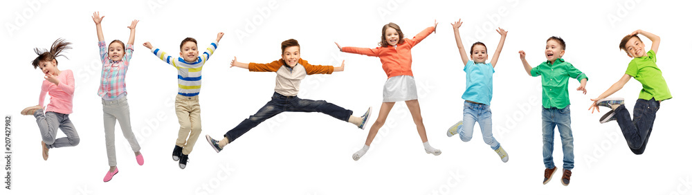 Fototapeta szczęście, dzieciństwo, wolność, ruch i ludzie pojęć, - szczęśliwi dzieciaki skacze w powietrzu nad białym tłem