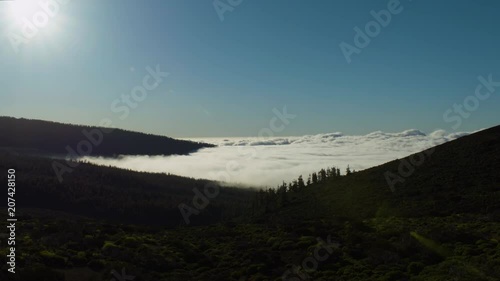 Montaña con nubes
