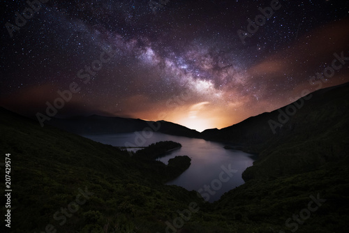 Vía láctea sobre lago