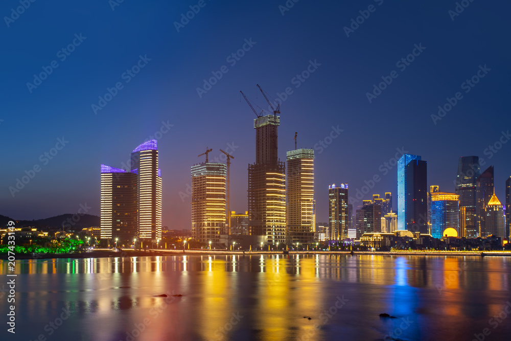 Fototapeta premium Skyline miejskiego krajobrazu architektonicznego w Qingdao