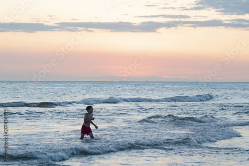 atardecer en el mar puesta de sol niños nenes