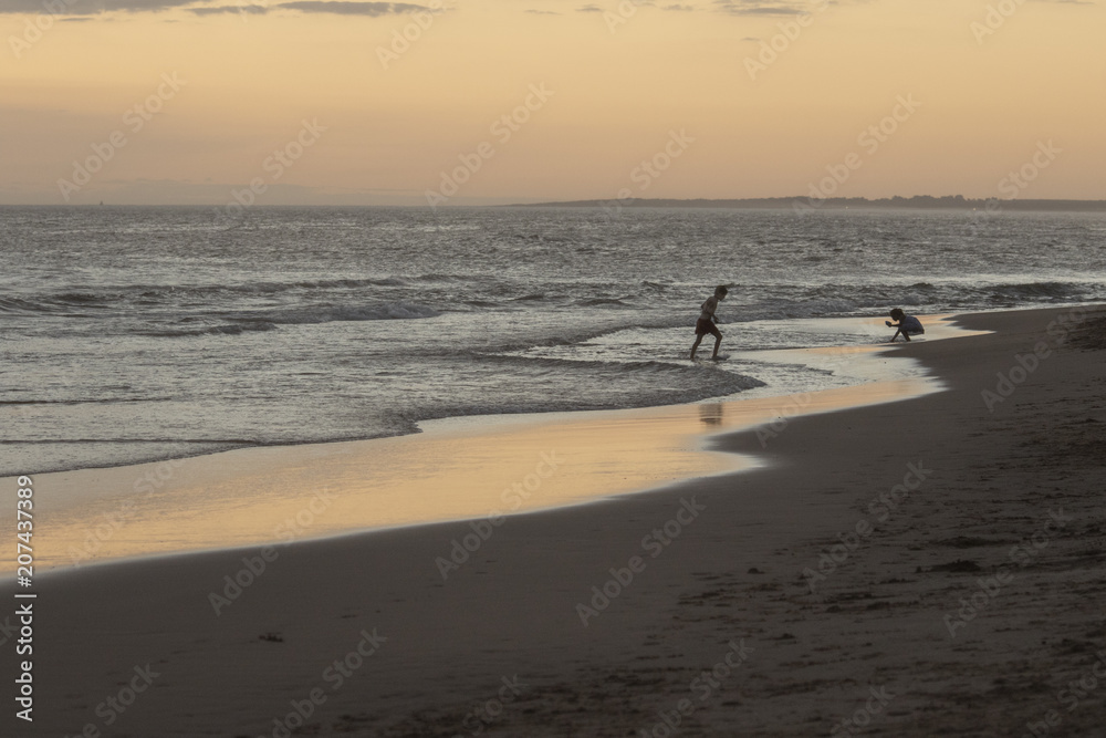 atardecer de mar en la playa punta del  este uruguay