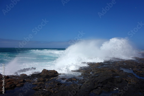Welle bricht auf Felsen © christina_creations