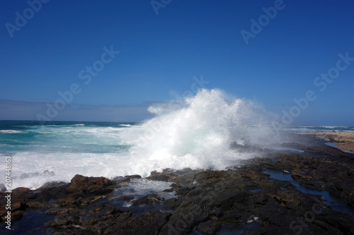 Welle bricht auf Felsen