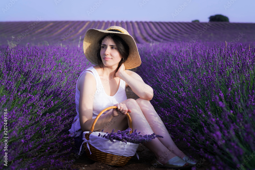 Chica en campo de lavanda Chica en campo de lavanda