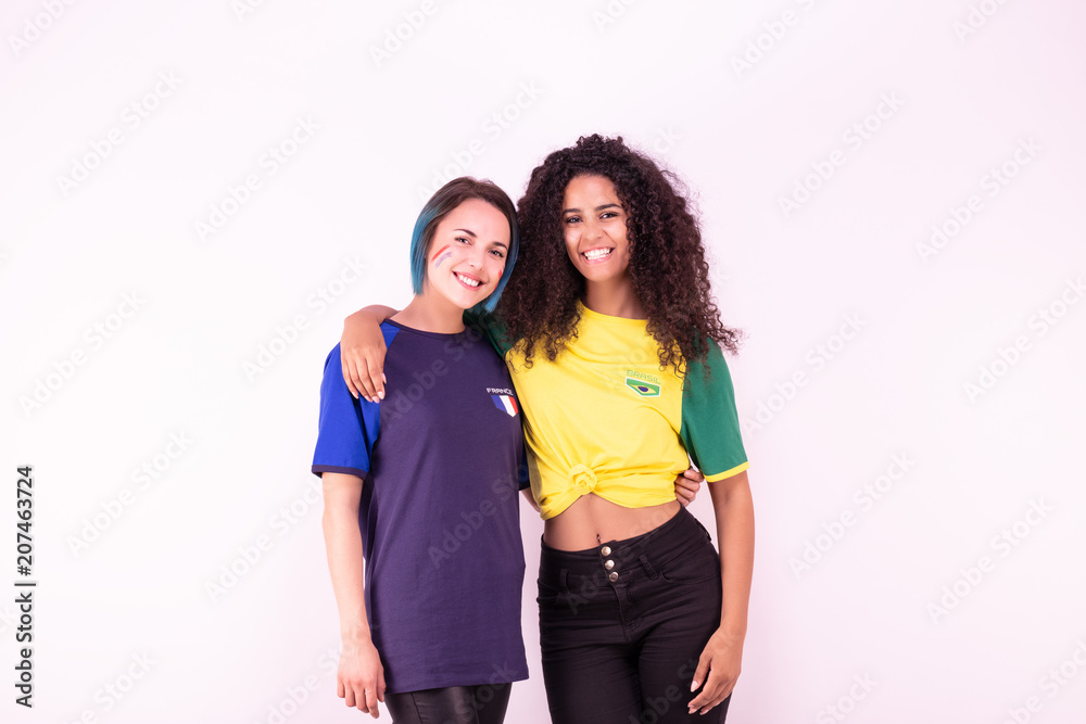 Portrait de deux jeunes supportrices de l'équipe du Brésil et de l'équipe de France fraternisant Portrait de deux jeunes supportrices de l'équipe du Brésil et de l'équipe de France fraternisant