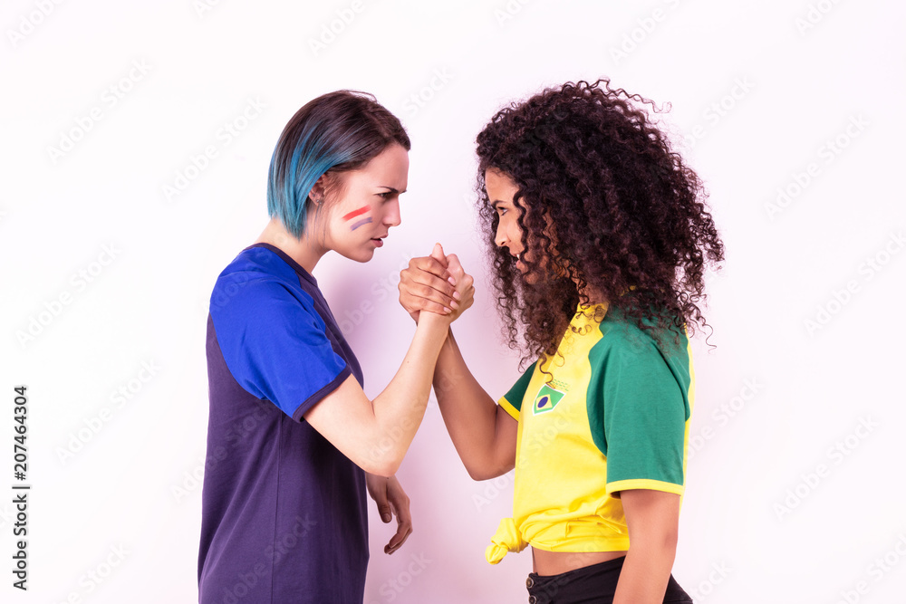 Bras de fer de deux jeunes supportrices de l'équipe du Bresil et de l’équipe de France Bras de fer de deux jeunes supportrices de l'équipe du Bresil et de l’équipe de France