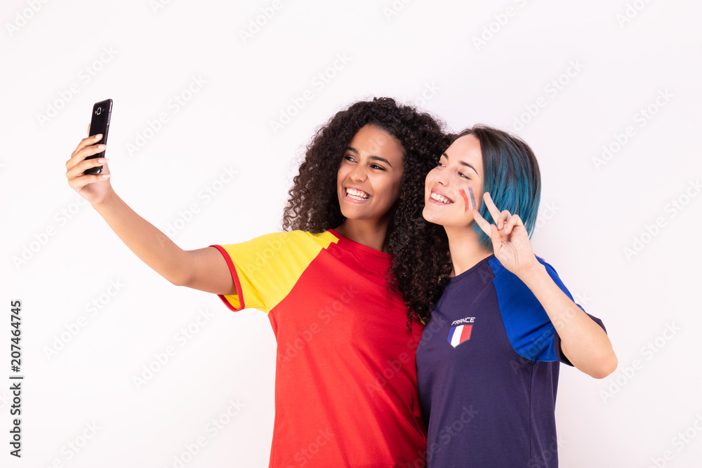 Selfie de deux jeunes supportrices de l'équipe d'Espagne et de l’équipe de France Selfie de deux jeunes supportrices de l'équipe d'Espagne et de l’équipe de France