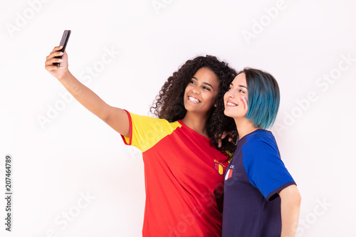 Selfie de deux jeunes supportrices de l'équipe d'Espagne et de l’équipe de France 