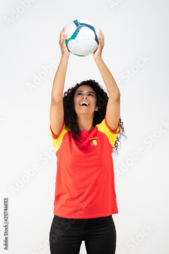 Portrait d'une jeune supportrice de l'équipe d'Espagne un ballon dans ses mains