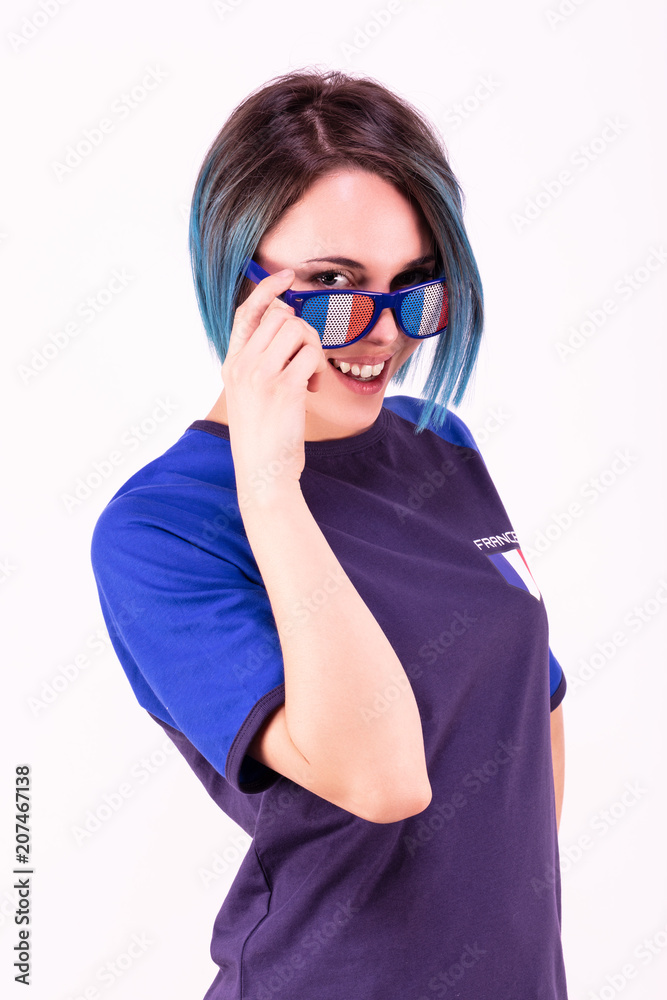 Portrait d'une jeune supportrice de l'équipe de France de football portant des lunettes tricolore Portrait d'une jeune supportrice de l'équipe de France de football portant des lunettes tricolore
