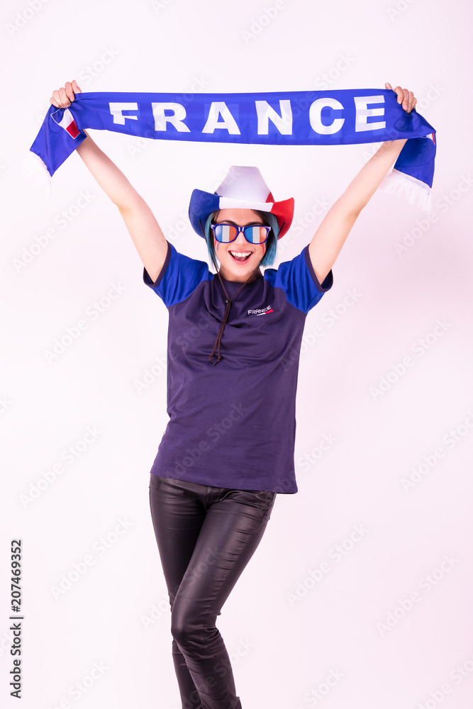 Portrait d'une jeune supportrice de l'équipe de France de football portant  un chapeau , des lunettes tricolore et une écharpe de son équipe Stock  Photo | Adobe Stock