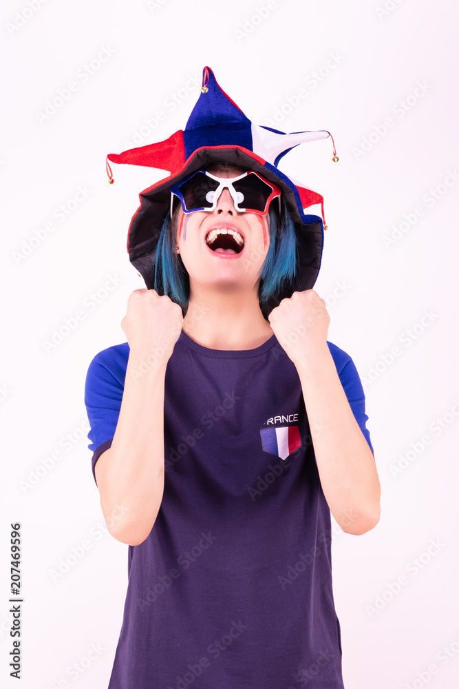 Portrait d'une jeune supportrice de l'équipe de France de football portant  un chapeau et des lunettes tricolore foto de Stock | Adobe Stock