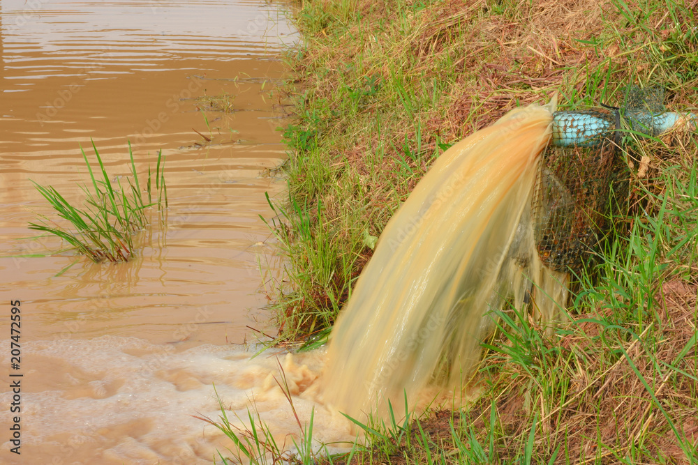 Foto de Water is polluted by turbid odors from industrial plants. Not