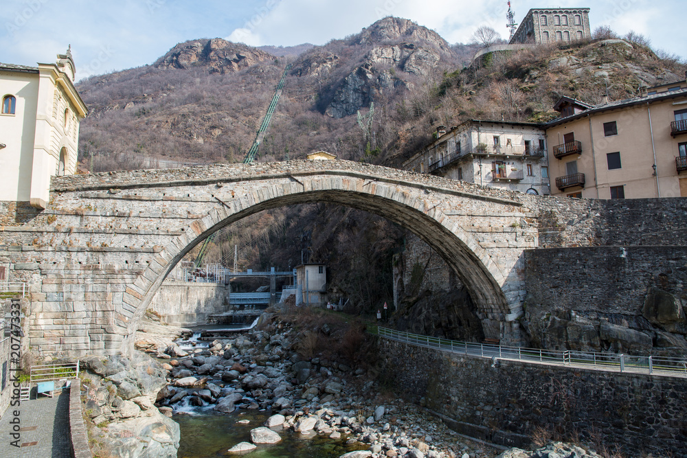 アオスタ渓谷のローマ橋　ポン＝サン＝マルタン（イタリア　ヴァッレ・ダオスタ州）