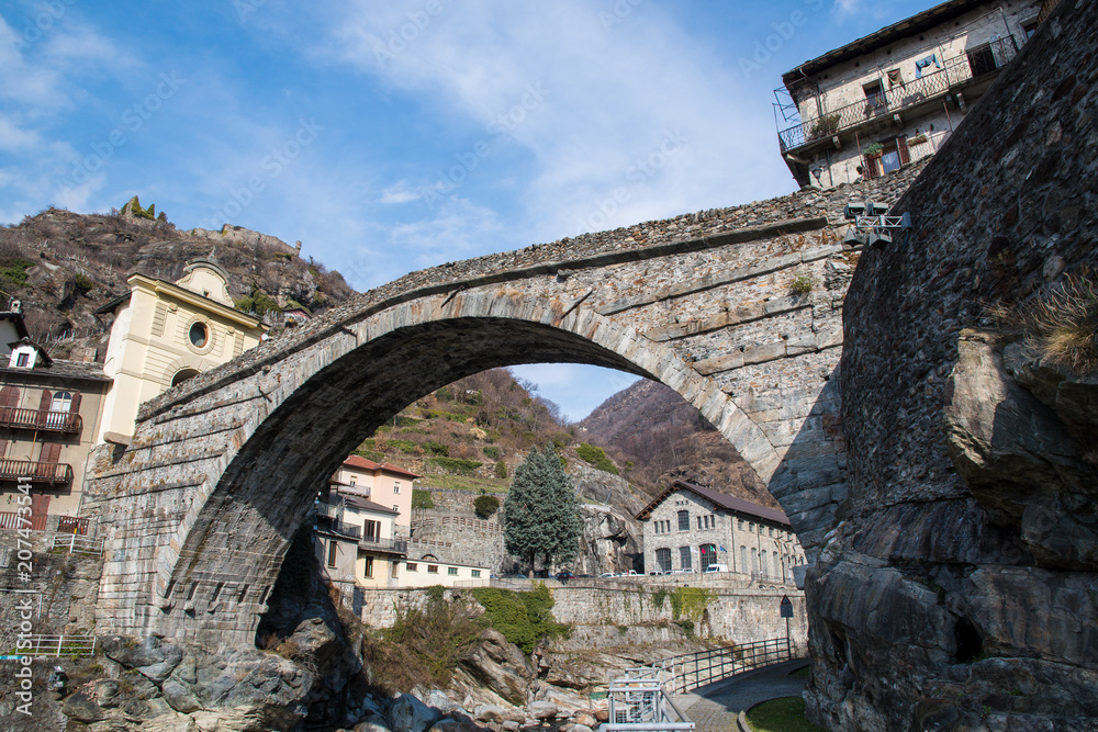 アオスタ渓谷のローマ橋　ポン＝サン＝マルタン（イタリア　ヴァッレ・ダオスタ州）