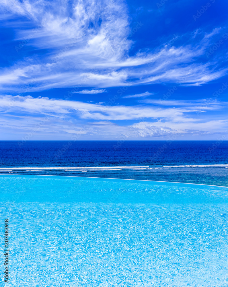 piscine à débordement sur fond de ciel bleu 
