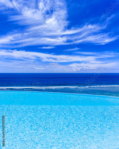 piscine à débordement sur fond de ciel bleu 