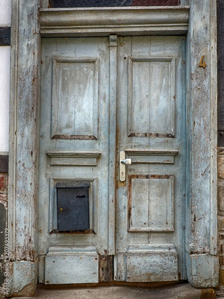 Alte Holztür in einem Fachwerkhaus