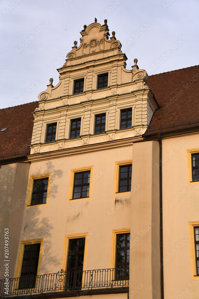 Fassade von Schloss Ortenburg mit Giebeldreieck