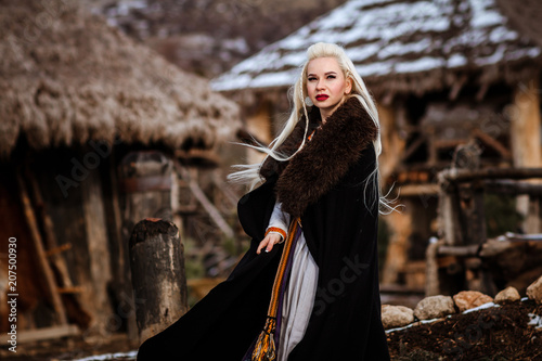 Foto Beautiful young woman holding a viking with blond hair