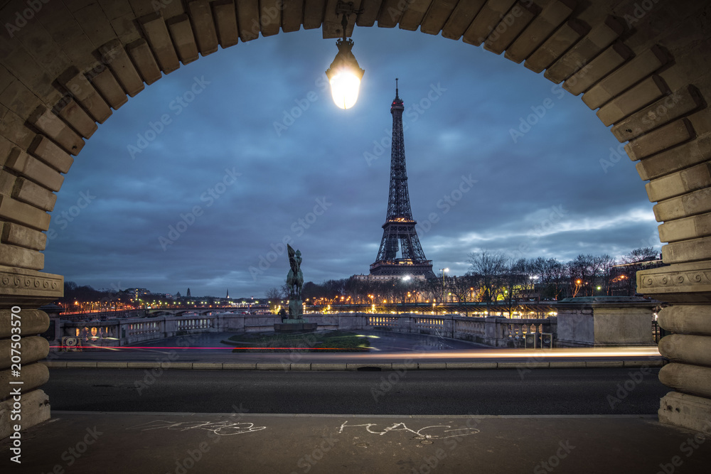 Tour Eiffel et Pont Bir Hakeim