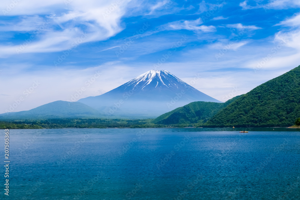 本栖湖と富士山