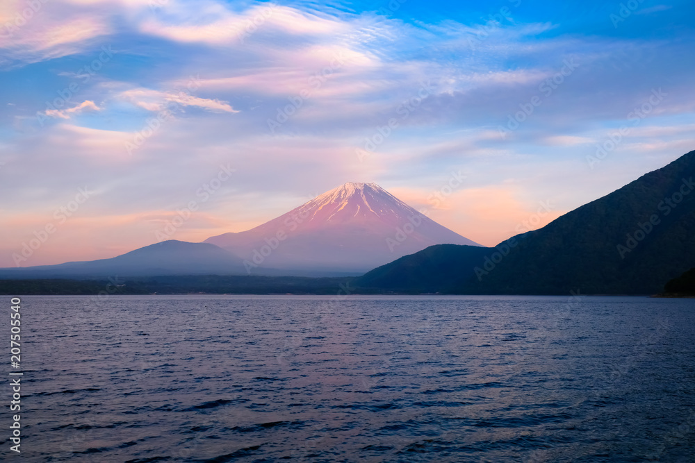 日没の本栖湖と富士山