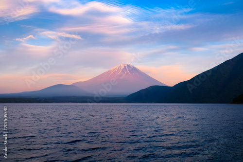 日没の本栖湖と富士山