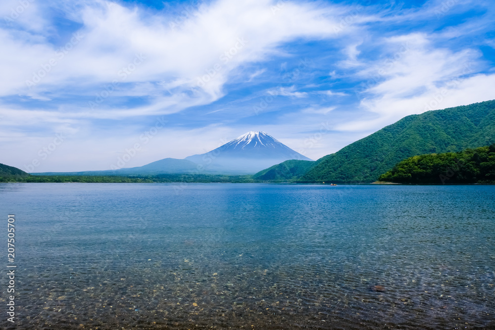 本栖湖と富士山