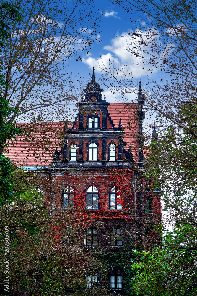 Obraz premium Creepy old house against the blue sky