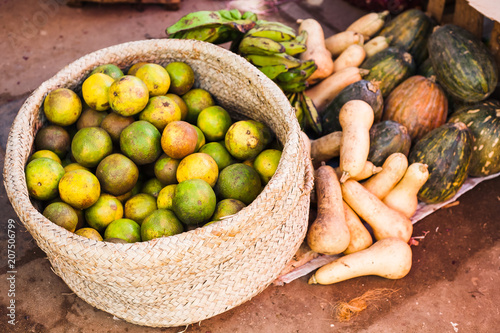 naranjas, mangos y otras fritas y verduras en mercado de áfrica